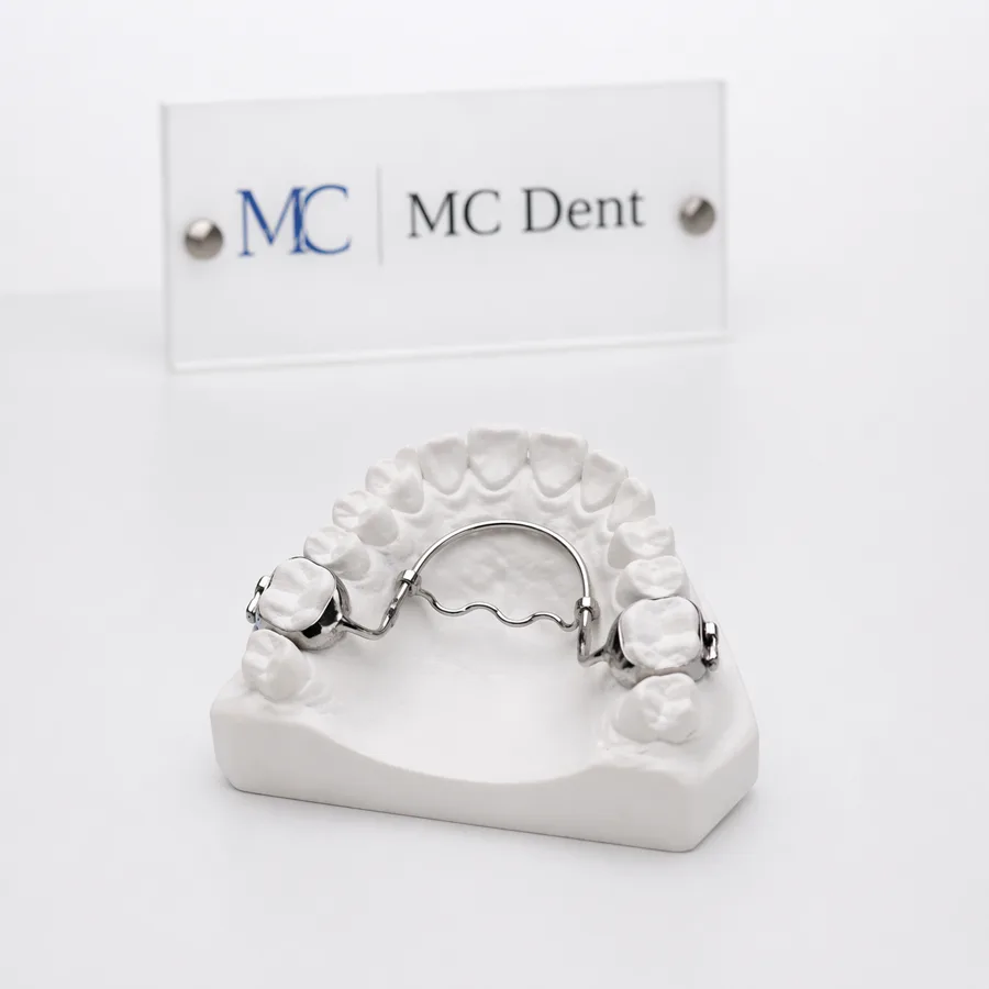 Aparelho bandado sobre mesa branca com placa MC Dent