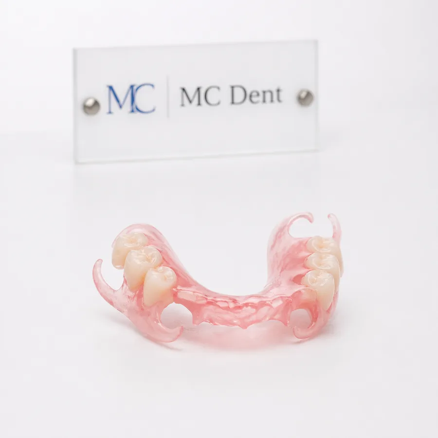 Prótese flexível sobre mesa branca com placa MC Dent