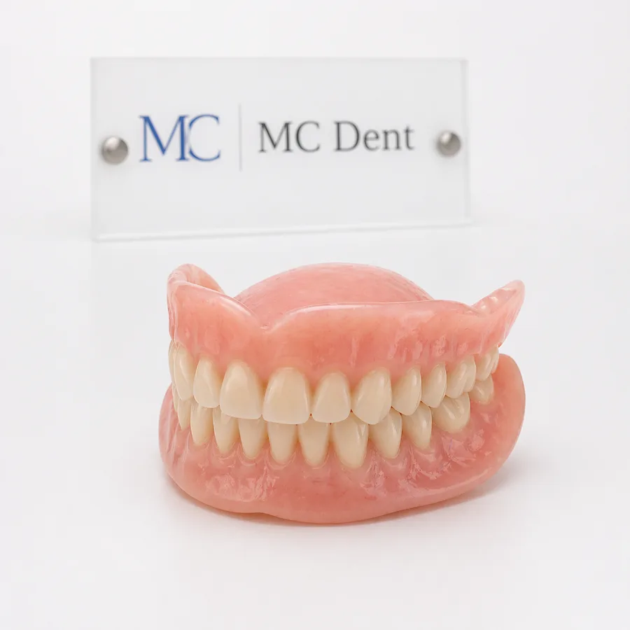 Prótese total sobre mesa branca com placa MC Dent